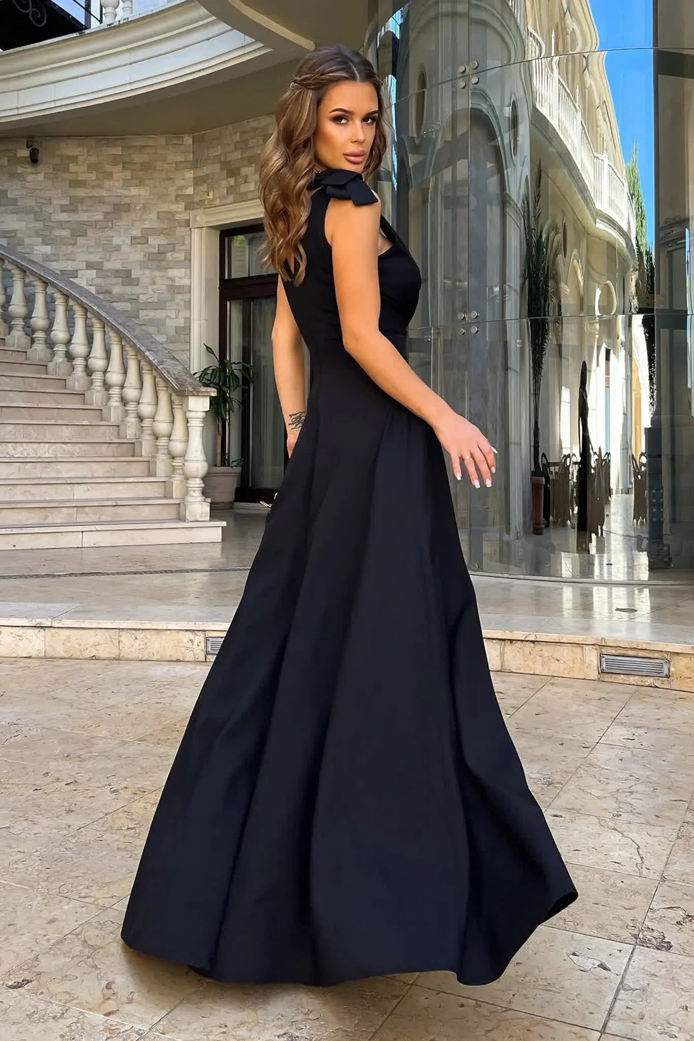 Elegant Sleeveless Pleated Dress